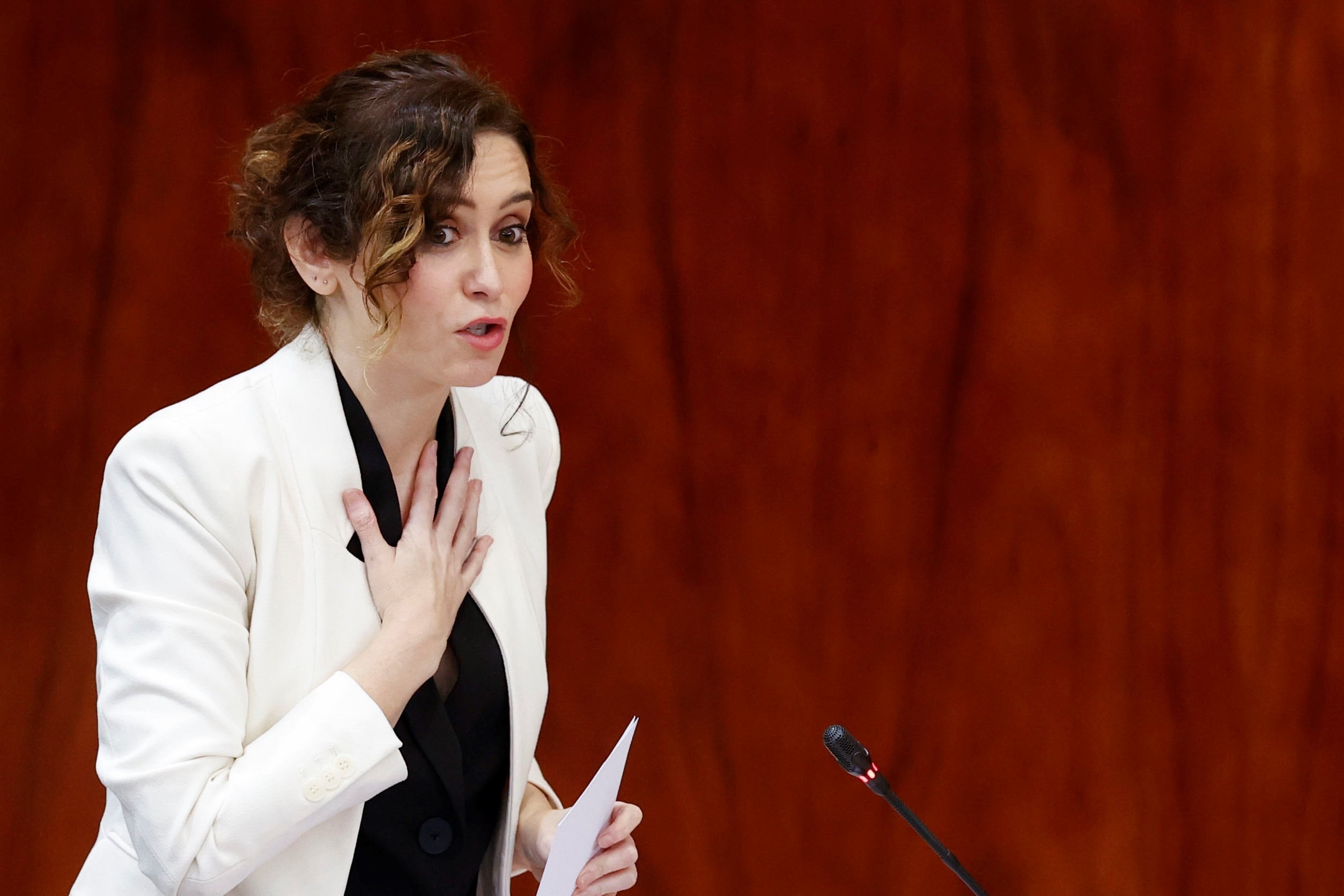 La presidenta de la Comunidad de Madrid, Isabel Díaz Ayuso durante el pleno de la Asamblea de Madrid celebrado el jueves