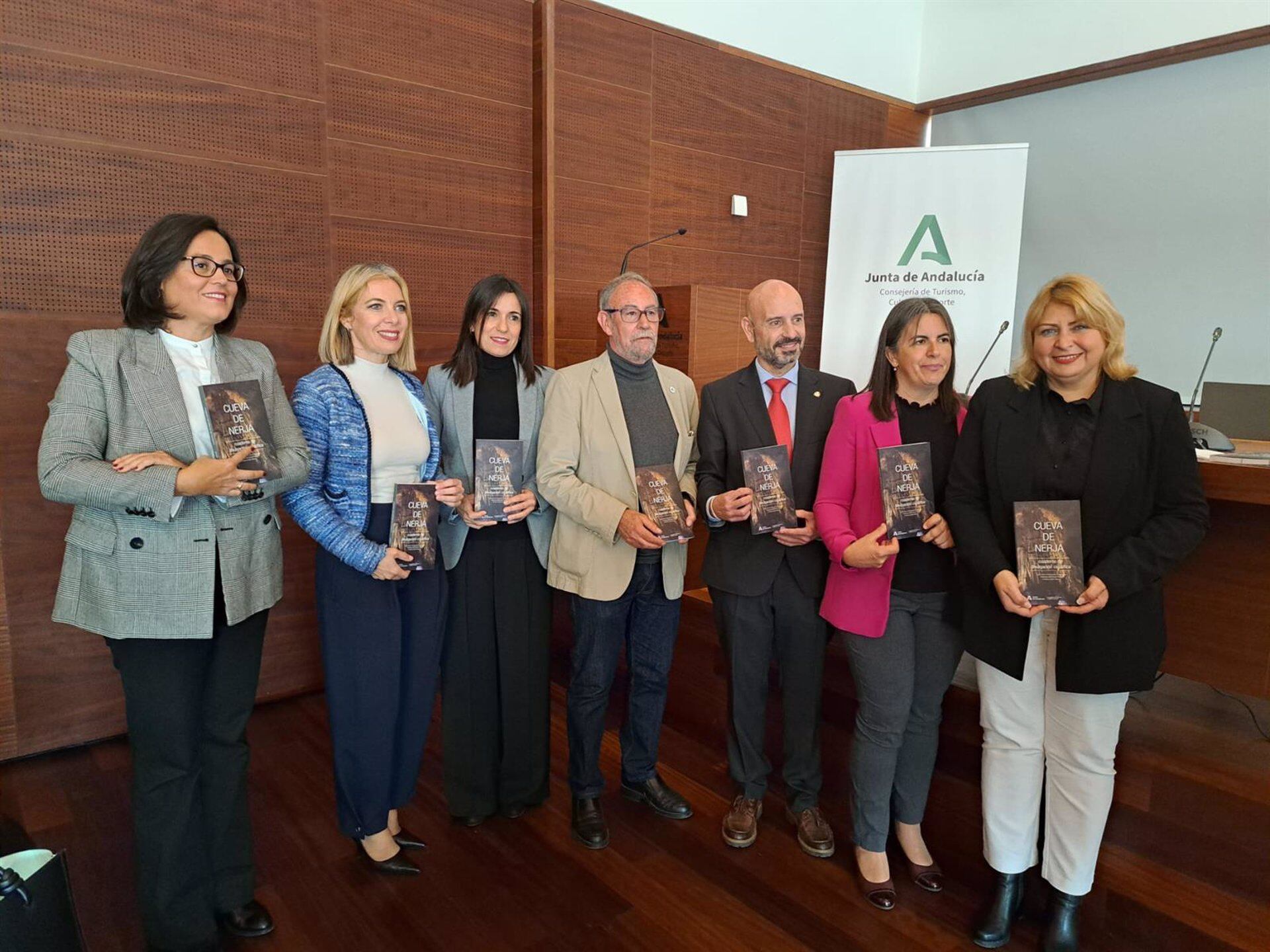 Los autores del libro junto a la directora general de Patrimonio Histórico de la Consejería de Turismo, Cultura y Deporte, Mónica Órtiz, y al subdelegado de Gobierno en Málaga y presidente de la Fundación Cueva de Nerja, Javier Salas.