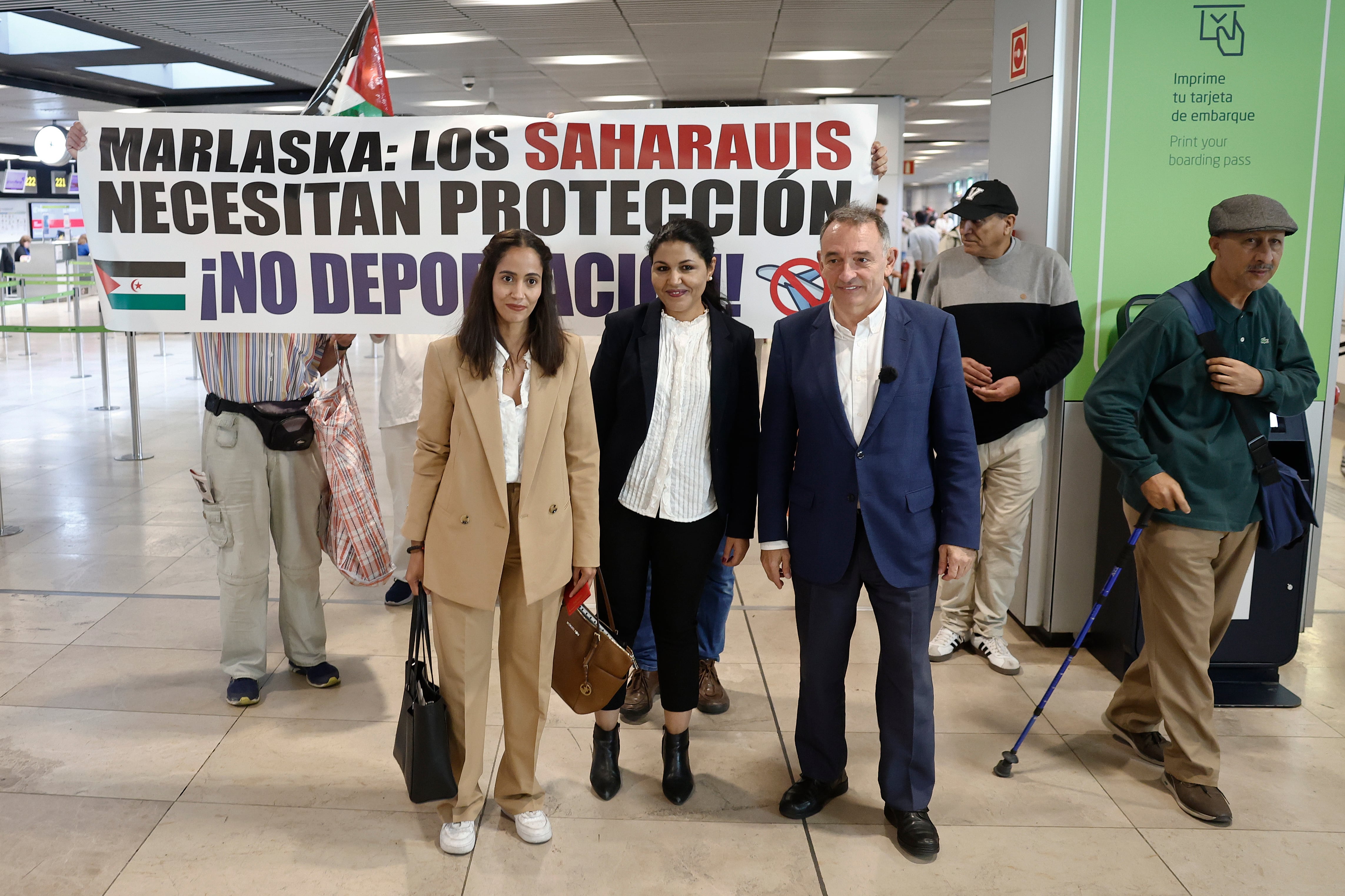 La portavoz de Más Madrid en el Congreso, Tesh Sidi (d), y el diputado por Sumar en el Congreso, Enrique Santiago (d), junto a la abogada Fatma El Galia (c) tras su intento de visita a los saharuis retenidos en el aeropuerto de Barajas hace unos días