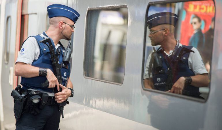 Un agente de policía inspecciona un tren Thalys en la estación de Midi en Bruselas.