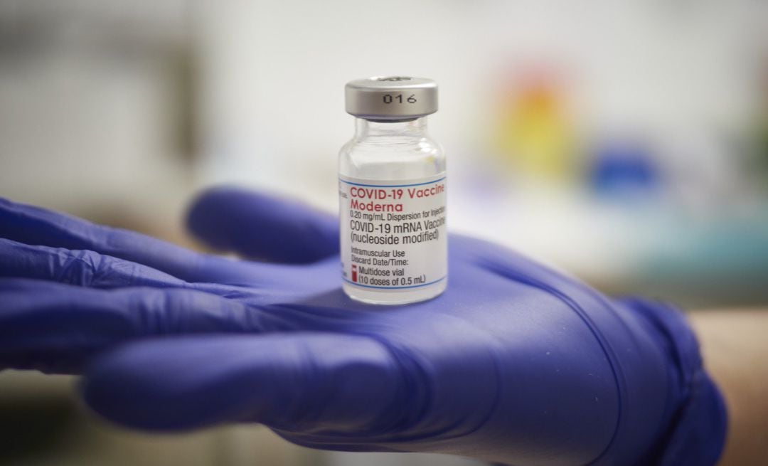 Archivo - Una profesional sanitaria sostiene un vial de la vacuna de Moderna contra la Covid-19