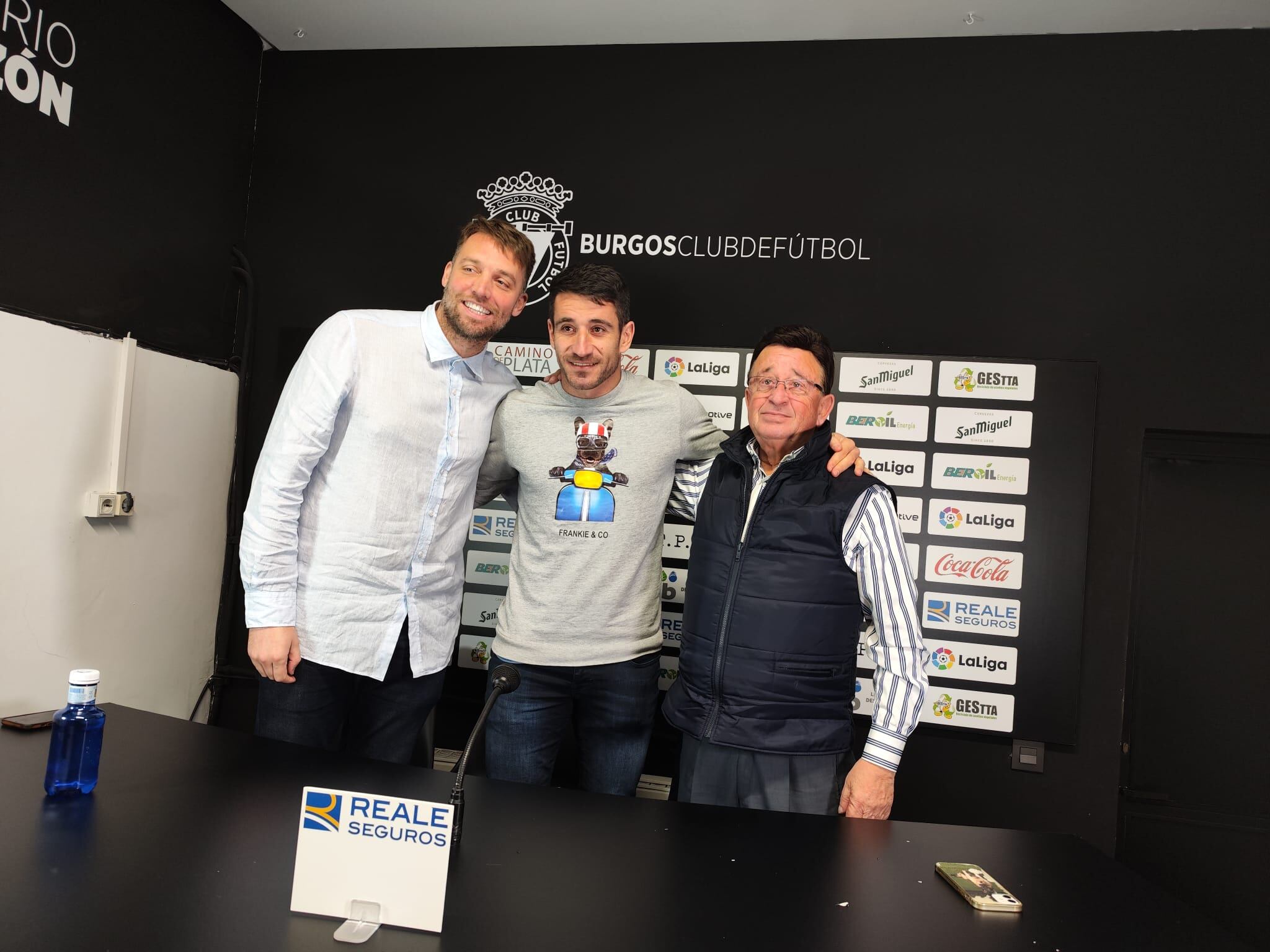 De izquierda a derecha, Miguel Pérez Cuesta &#039;Michu&#039;, director deportivo del Burgos CF; Saúl Berjón y Rodrigo Santidrián, presidente del Burgos CF. / Foto: Radio Castilla