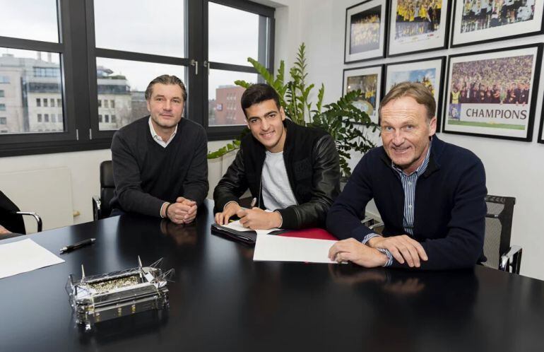 Mikel Merino firma por el Borussia Dortmund en el que recalará el próximo 1 de julio 