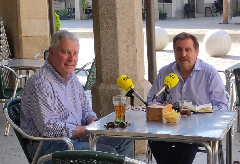 Tomando un café en la plaza de España de Villanueva