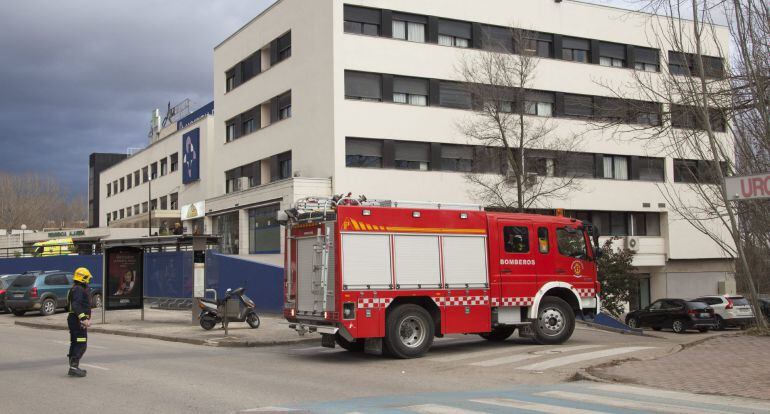 GRA383. CUENCA, 23/02/2015.- Una dotación del cuerpo de bomberos ante el Hospital Recoletas de Cuenca que ha sido desalojado esta tarde, durante media hora, como medida preventiva por el terremoto que ha sacudido esta tarde a las 17:19 la zona centro de l