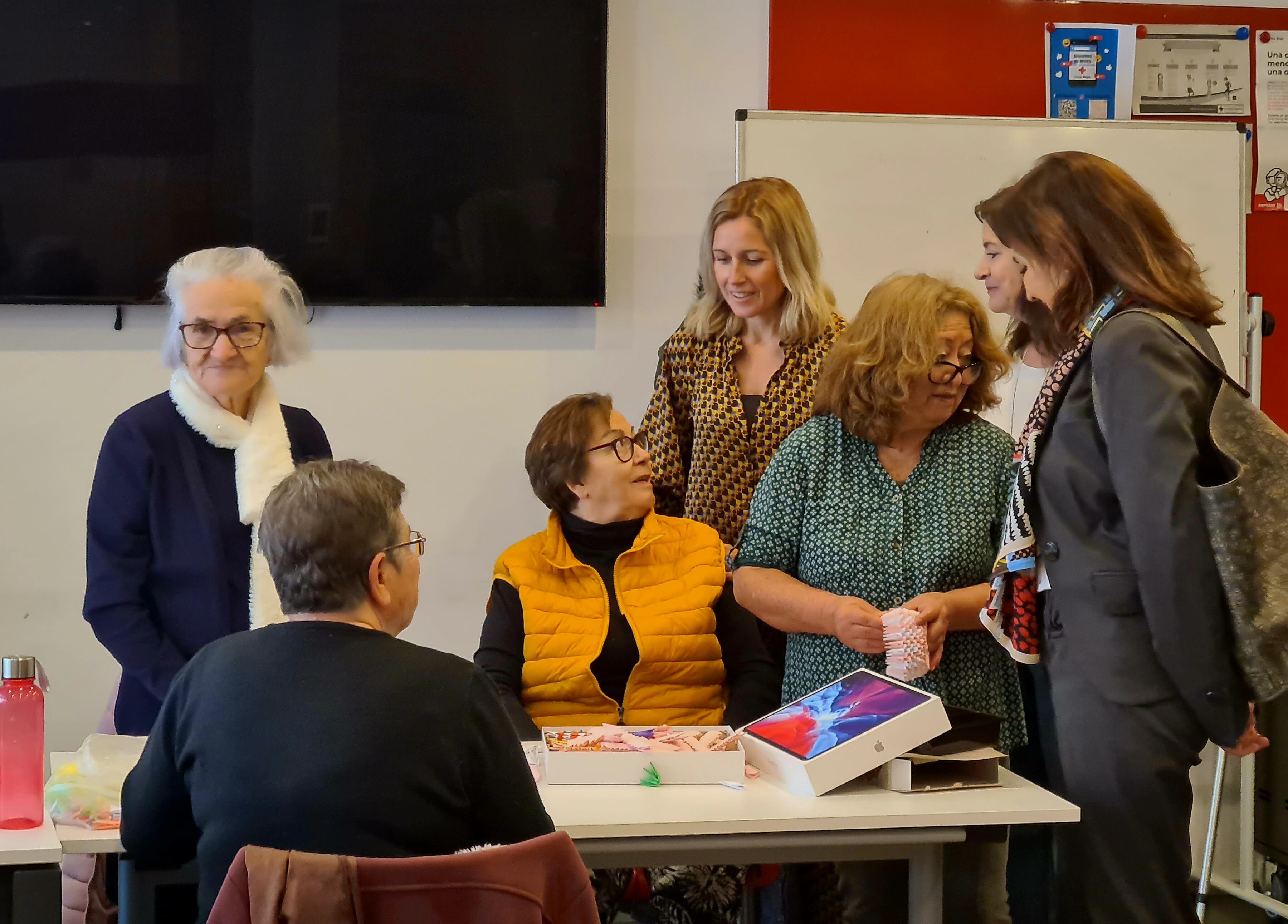 La alcaldesa de Alcobendas visita la sede de Cruz Roja Jarama