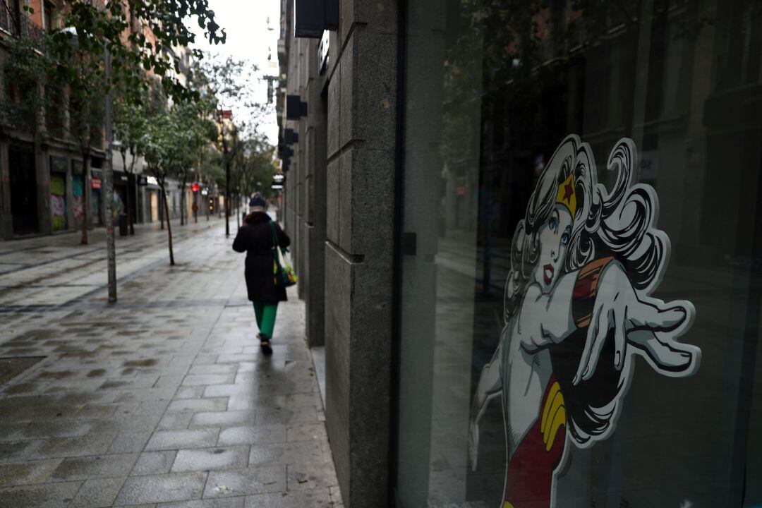 Una persona caminando por las calles de Madrid durante la crisis del coronavirus.