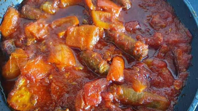 Llomello amb tomaca, pimentó i llonganisses