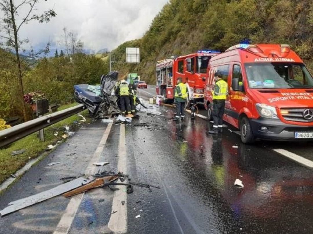 Imagen posterior al accidente entre un vehículo y un camión en la N-121-A.