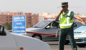 Imagen de archivo de un Guardia Civil en un control de alcoholemia