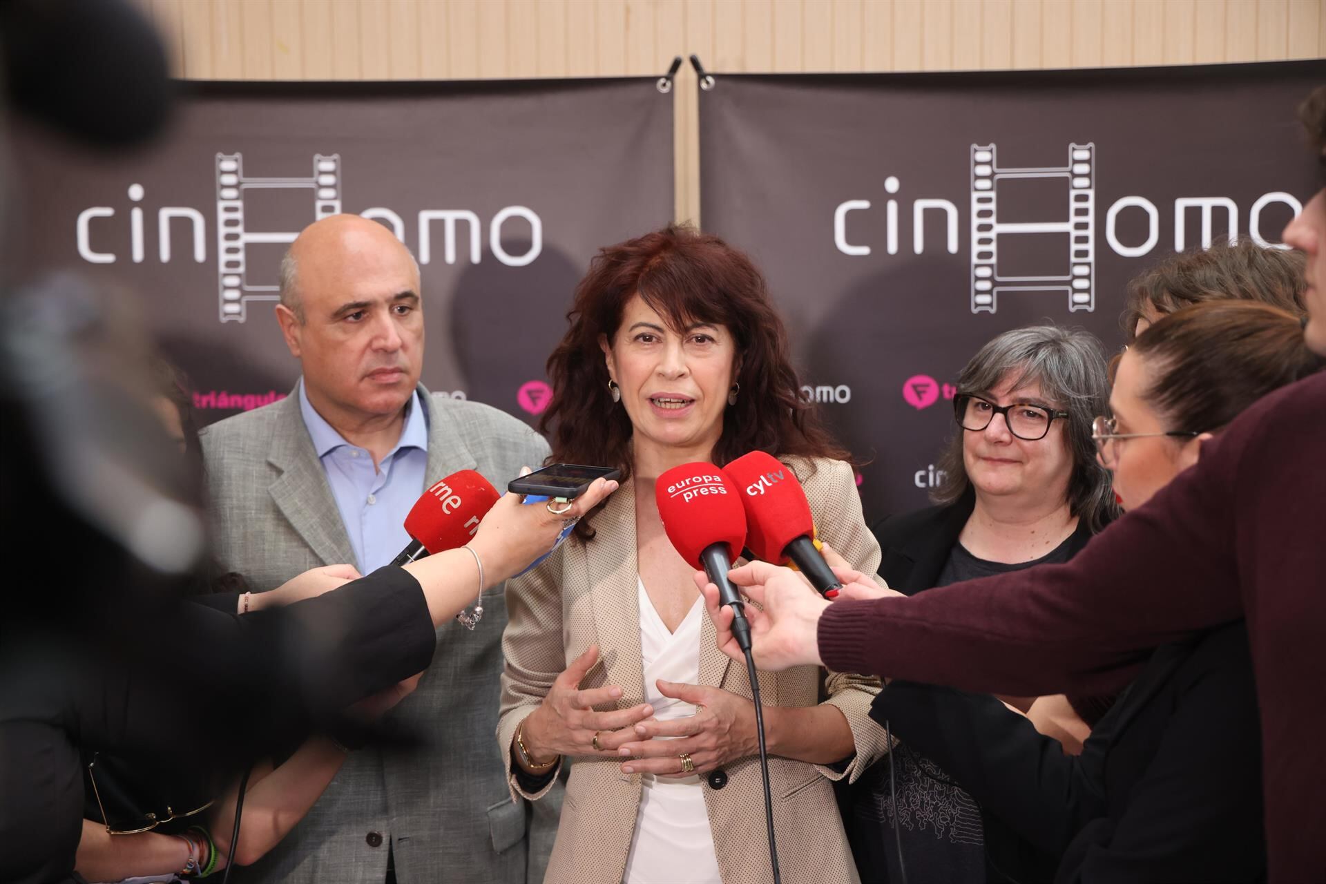 La ministra de Igualdad, Ana Redondo, junto a Yolanda Rodríguez, de Fundación Triángulo, durante la inauguración de la XXIII edición de la Muestra Internacional de Cine y Diversidad Sexual (CinHomo)