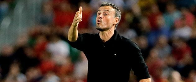 Luis Enrique da indicaciones a los suyos en el Martínez Valero