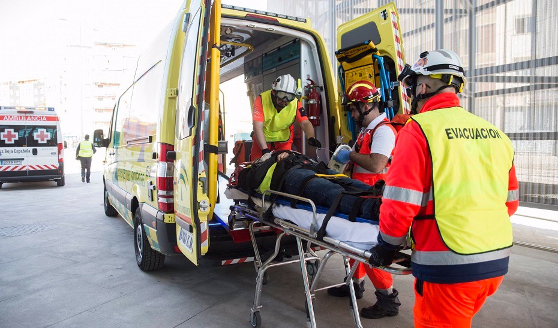 Efectivos del servicio de emergencias introducen a un herido en una ambulancia