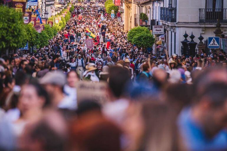 Miles de ciudadanos y visitantes disfrutan del &#039;Pasacalles Romántico&#039; atravesando calle Virgen de la Paz