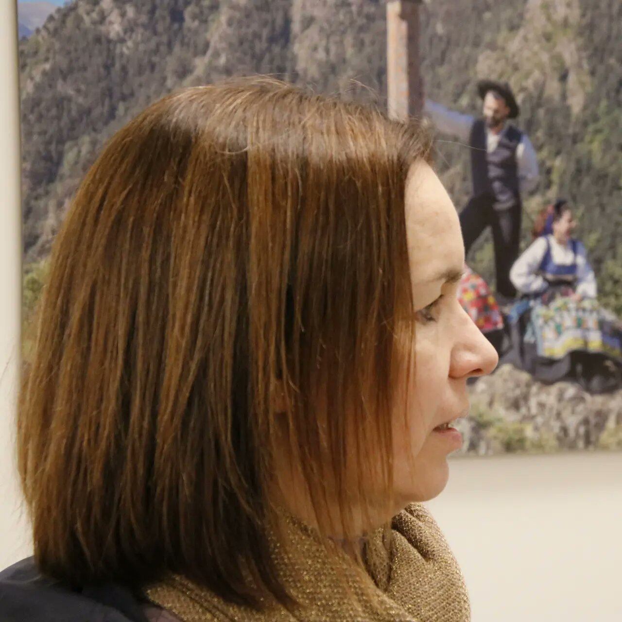 Marta Pujol a l&#039;exposició sobre fotografies del Grup de Folklore de la Casa de Portugal.