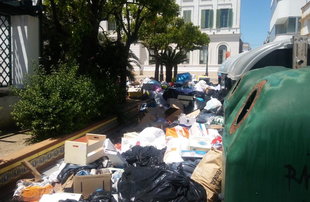 Basuras acumuladas en la Plaza de Peral