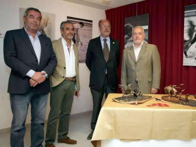Inauguración de la exposición 'Tauroinstantes', en el Museo del Toro. De izquierda a derecha, el escultor Feliciano Giles; el direcor del museo, Jorge Manrique; el alcalde de Valladolid, Javier León de la Riva; y el fotógrafo Rafael Villar