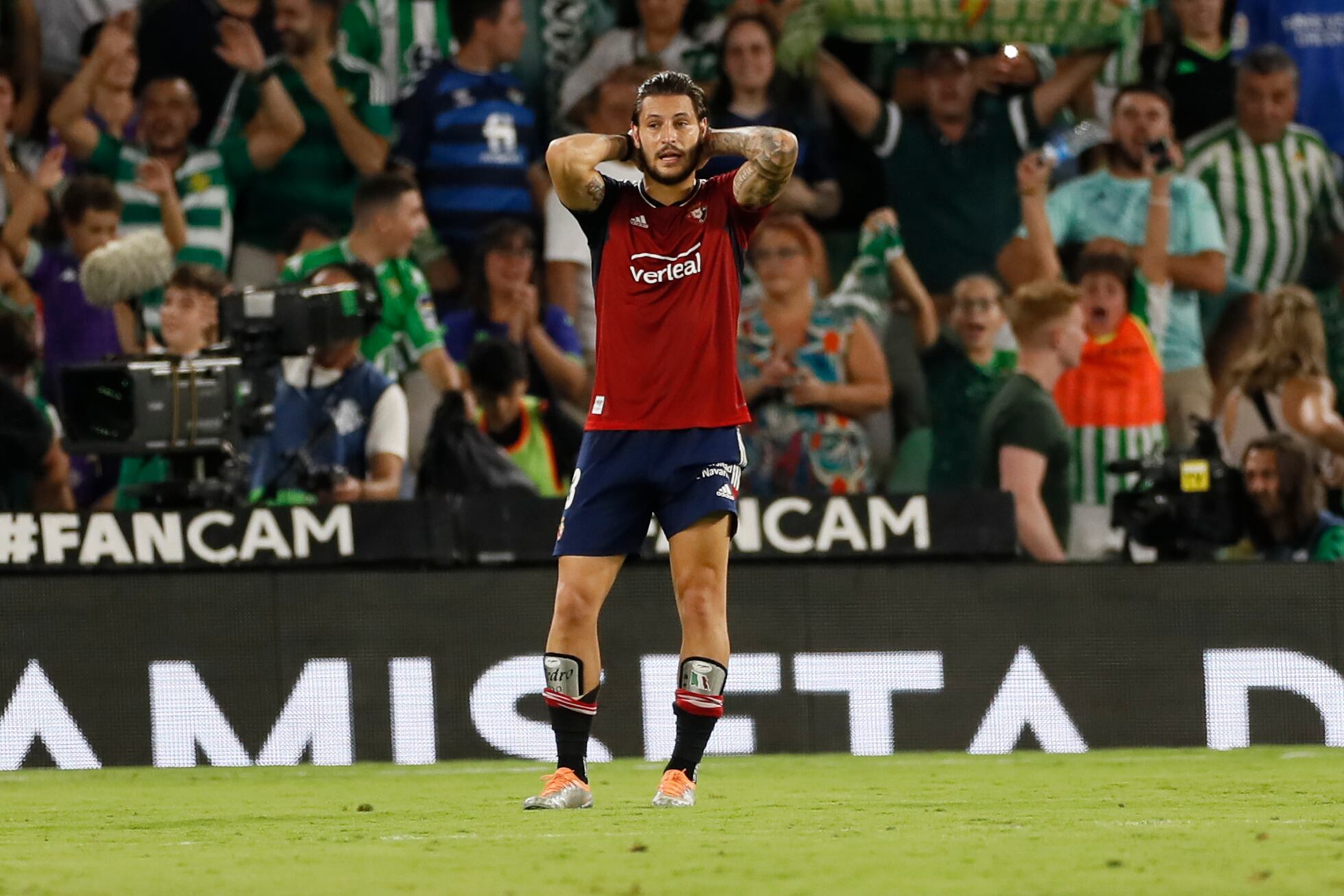 El defensa de Osasuna Juan Cruz tras el partido de la tercera jornada de Liga en Primera División que Real Betis y Osasuna disputaron en el estadio Benito Villamarín, en Sevilla