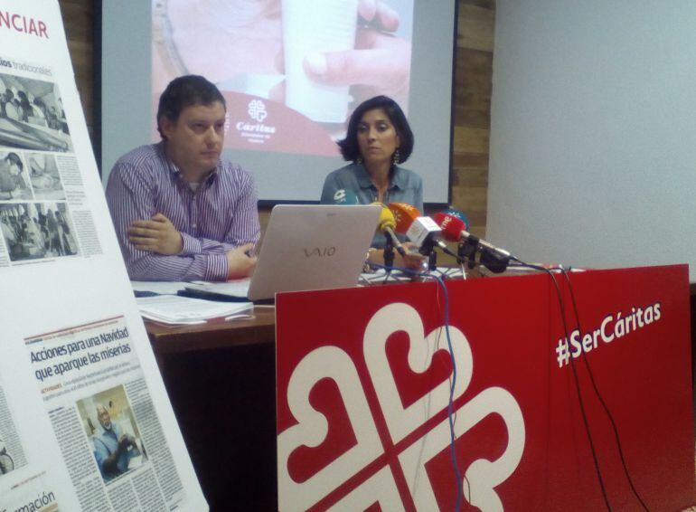 Raúl Vega y Pilar Vizcaíno, en la presentación de la memoria anual de Cáritas. 