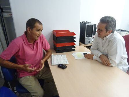 Antonio Ramírez y el doctor José Antonio Pérez Simón, durante la primera consulta médica tras el tratamiento experimental.