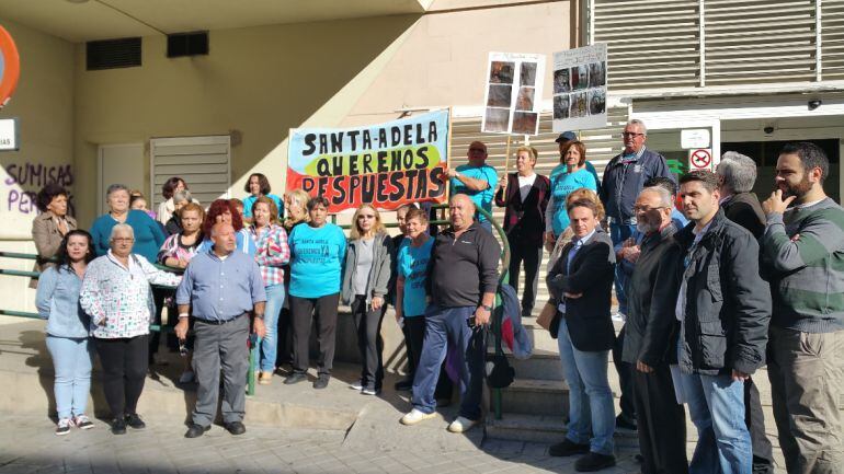 Imagen de la concentración de los vecinos de Santa Adela (Granada) en el Zaidín el 29 de octubre de 2015