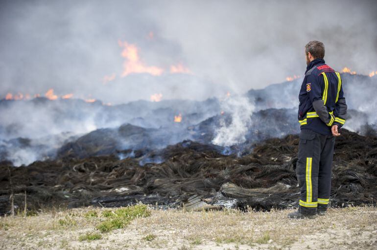 Un bombero observa los neumáticos que arden en el incendio de Seseña (Toledo)