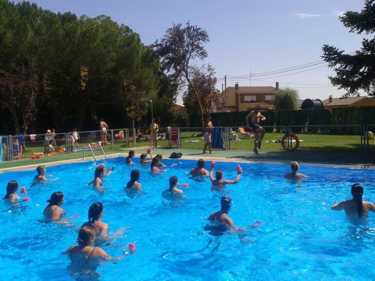 Bañistas mitigando las altas temperaturas que han predominado durante el verano. 