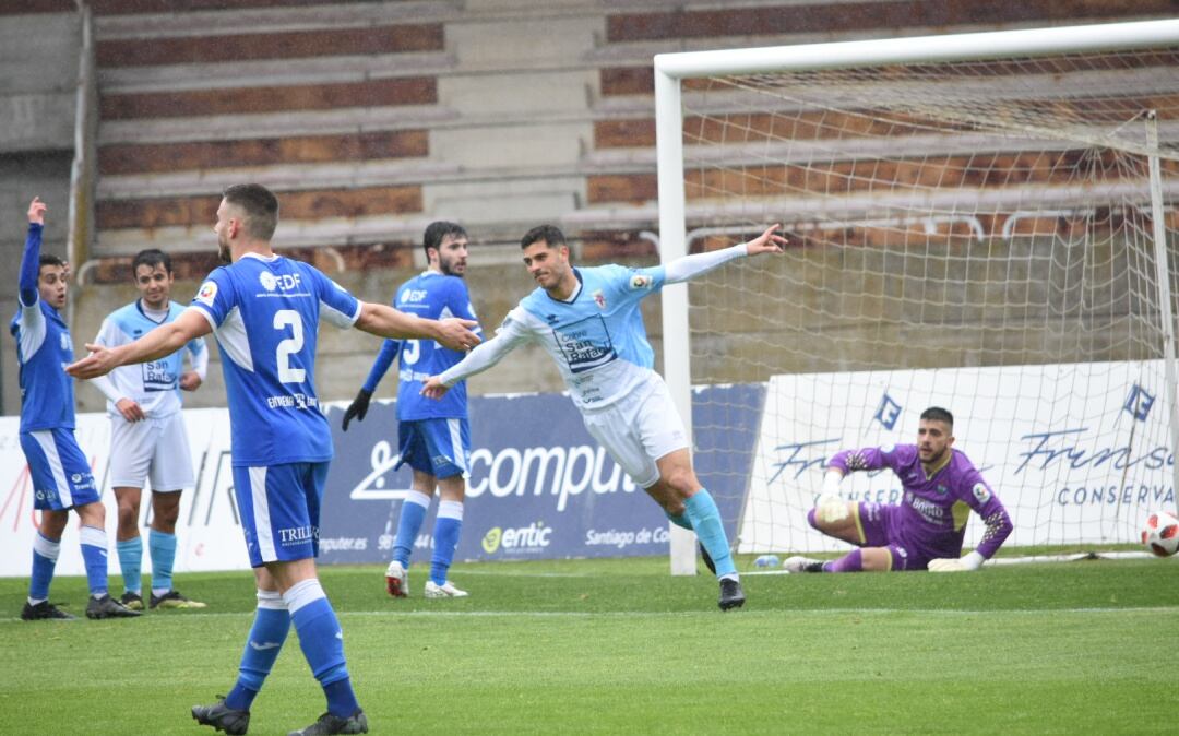 El delantero canario del Compos, Aythami, celebra uno de sus tres goles al Boiro