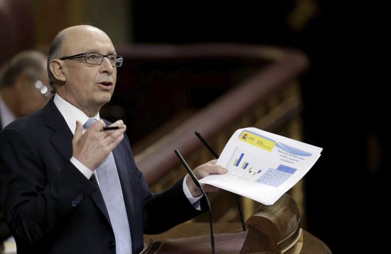 El ministro de Hacienda, Cristóbal Montoro, durante su intervención en el pleno del debate del Proyecto de Ley de los Presupuestos Generales para 2016.