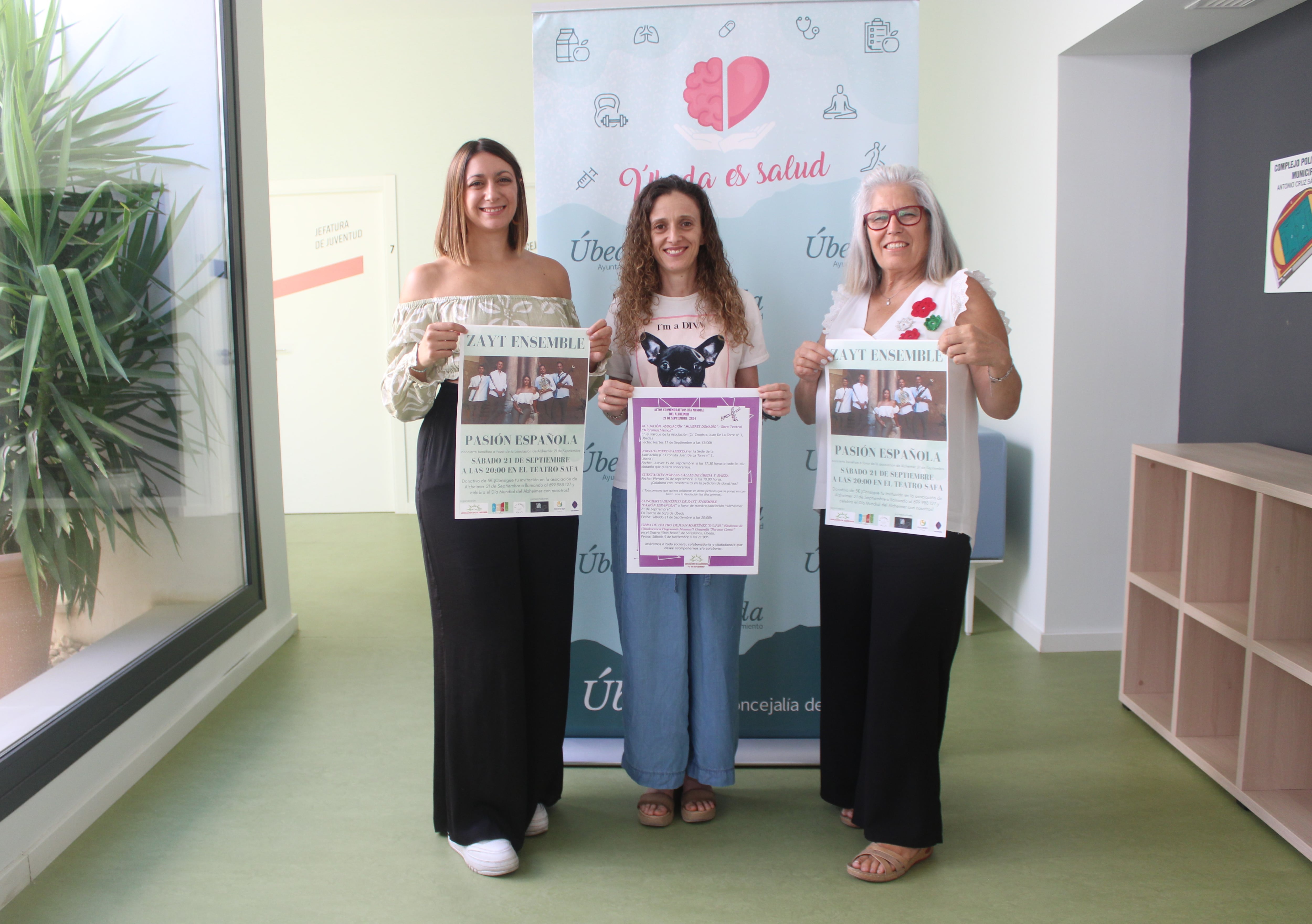 La concejala de Salud, Francisca Isabel Millán junto a la presidenta de la Asociación de Familiares de Enfermos de Alzheimer ’21 de septiembre’, Encarnación Martínez Bayona y la componente de Zayt Ensemble, Carmen Vera.