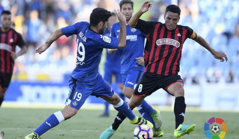 Ramón Folch disputa una pilota amb Jorge Molina.