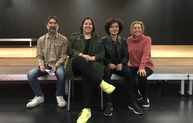 Miguel, Patricia (profesora), Raquel y Lorena, en las instalaciones de la Escuela Municipal de Música y Artes Escénicas de Cuenca.