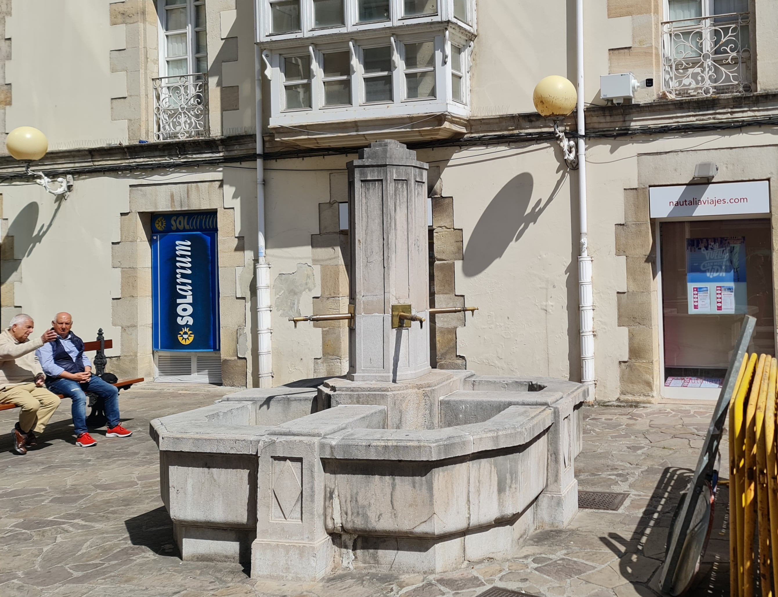 Cámara instalada en el edificio situado junto a la fuente de Cuatro Caños.