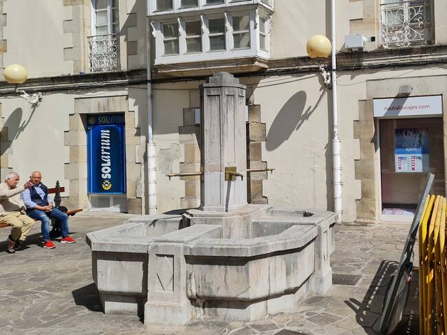 Cámara instalada en el edificio situado junto a la fuente de Cuatro Caños.