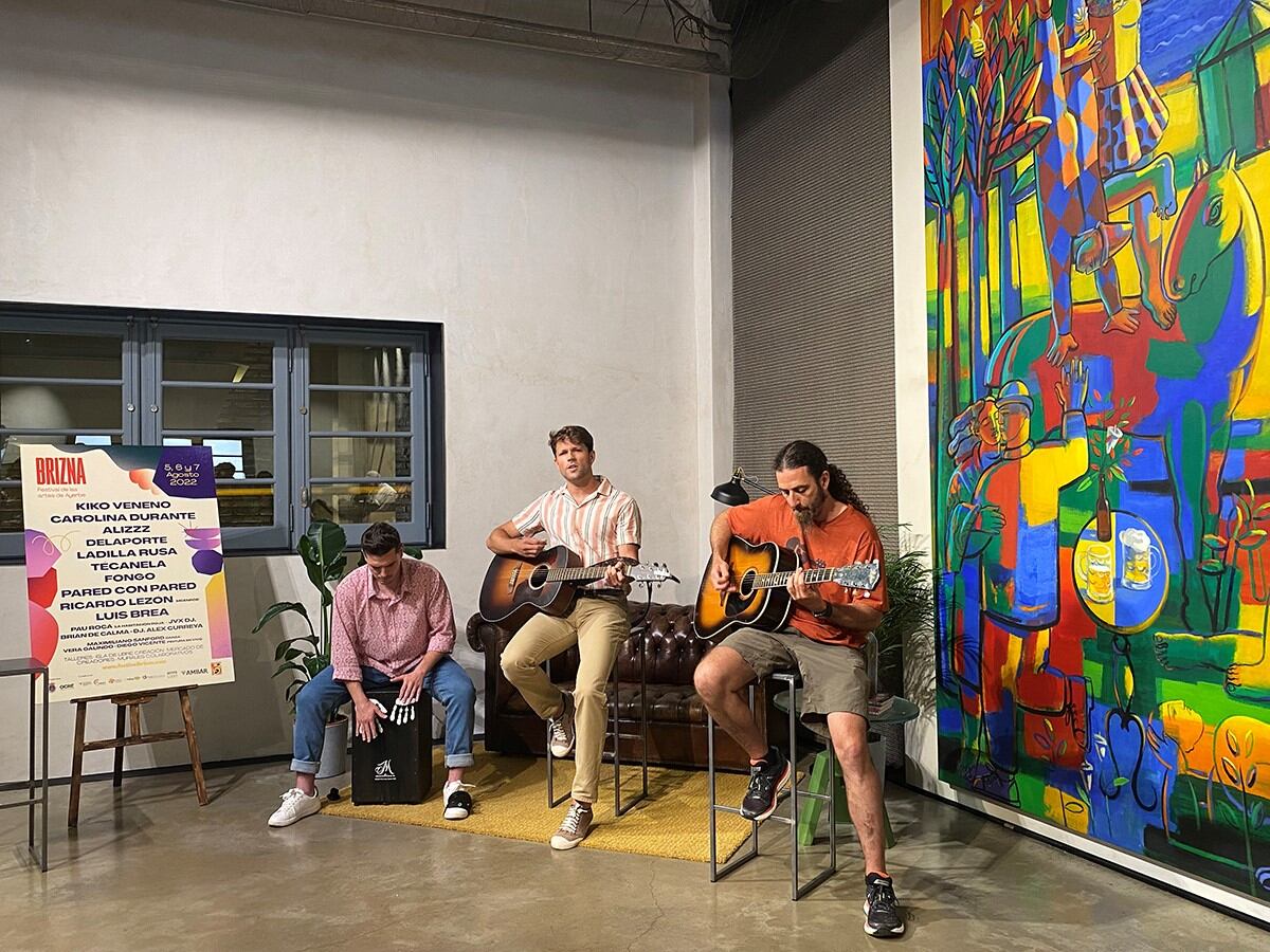 Actuación del grupo Pared con Pared durante la presentación del festival Brizna en Zaragoza
