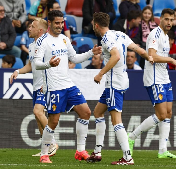 Toni Moya celebra su gol con Marc Aguado