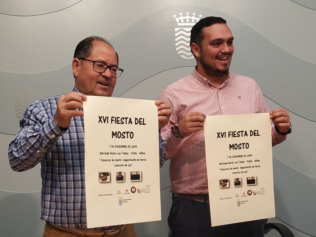 Jesús alba, delegado de Medio Rural, y Francisco Javier Ruiz, delegado de la barriada Rural de Las Tablas, en la presentación de la XVI Fiesta del Mosto