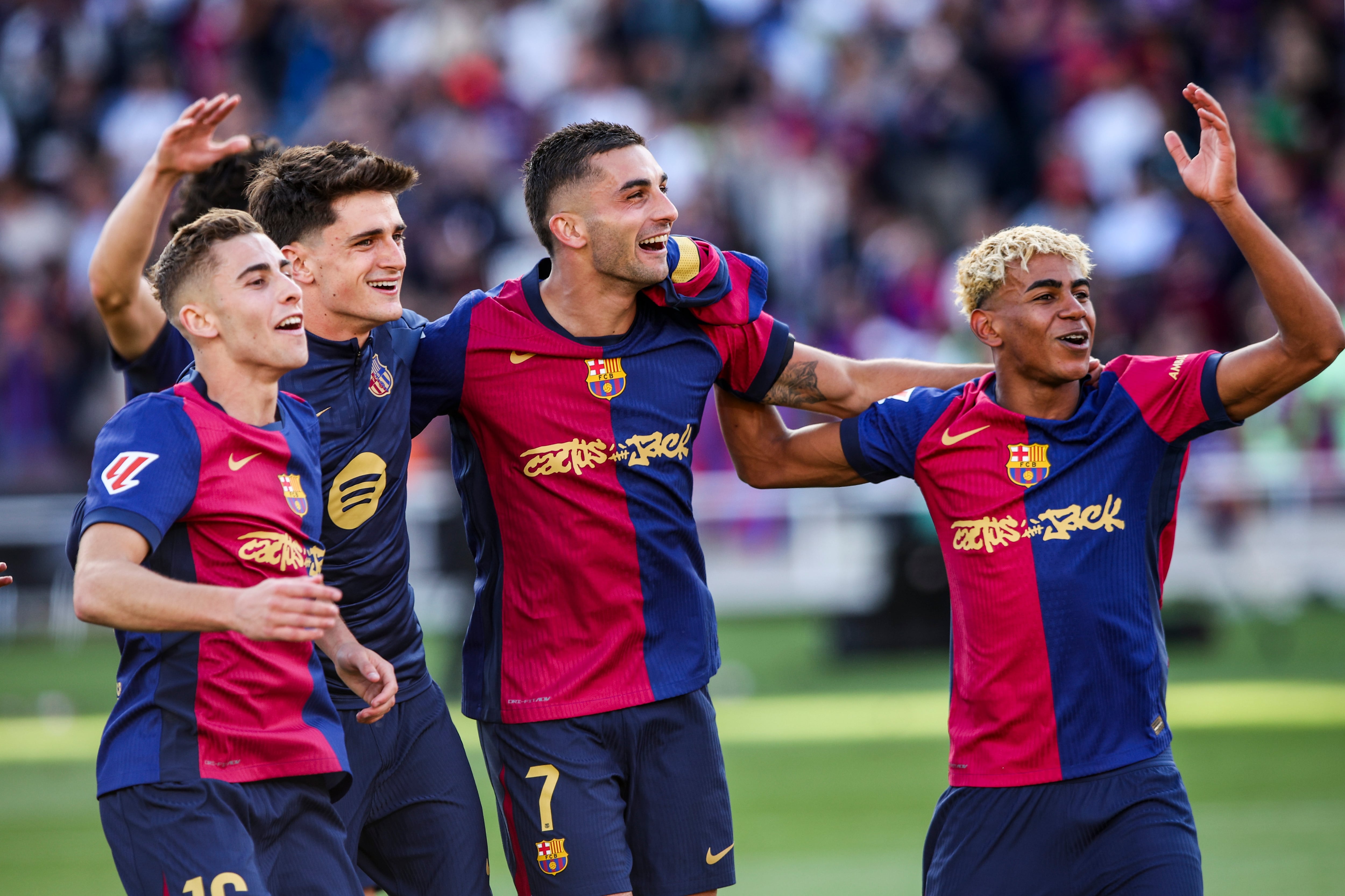 Fermín López, Pau Víctor, Ferran Torres y Lamine Yamal celebran una victoria ante el Real Madrid