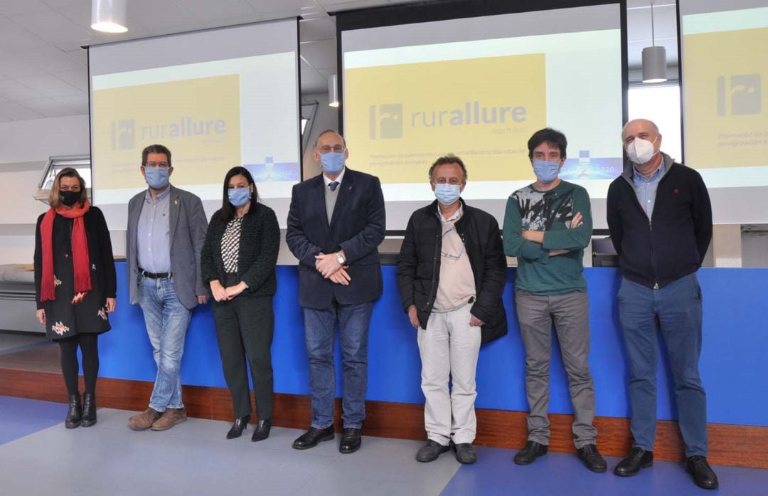 El rector de la UVigo, Manuel Reigosa, y la vicerrectora de Investigación, Belén Rubio, junto a responsables del proyecto rurALLURE 