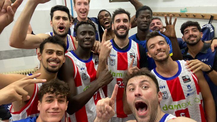 La plantilla celebra la victoria