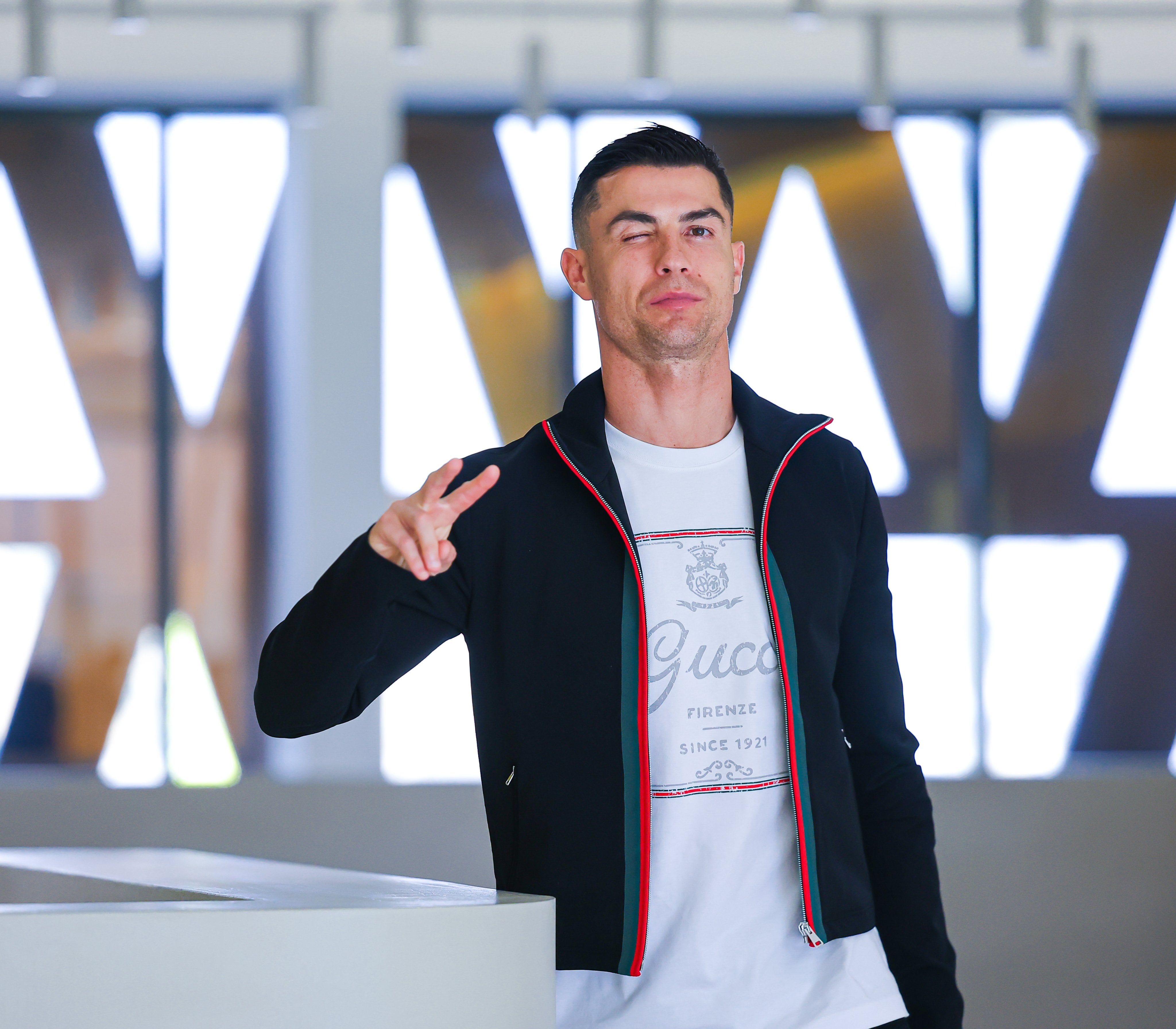 La grada del Estadio de los Juegos Mediterráneos sueña con ver a Cristiano Ronaldo en el palco al lado del presidente Mohamed Al Khereiji.