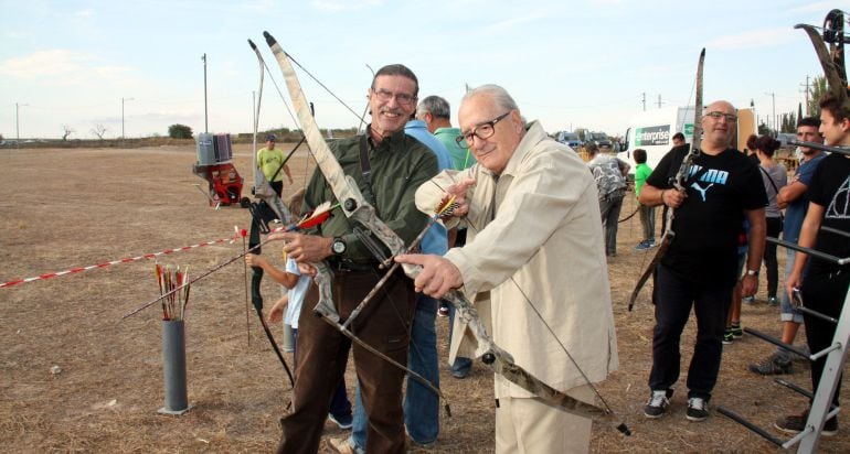 Imatge de l'impulsor de la candidatura perquè arc i la fletxa sigui Patrimoni de la Humanitat i membre de la Junta Directiva de la Fira del Caçador de Tàrrega, Francesc Borda, i l'assessor i coordinador de la comissió, Javier Sintes,