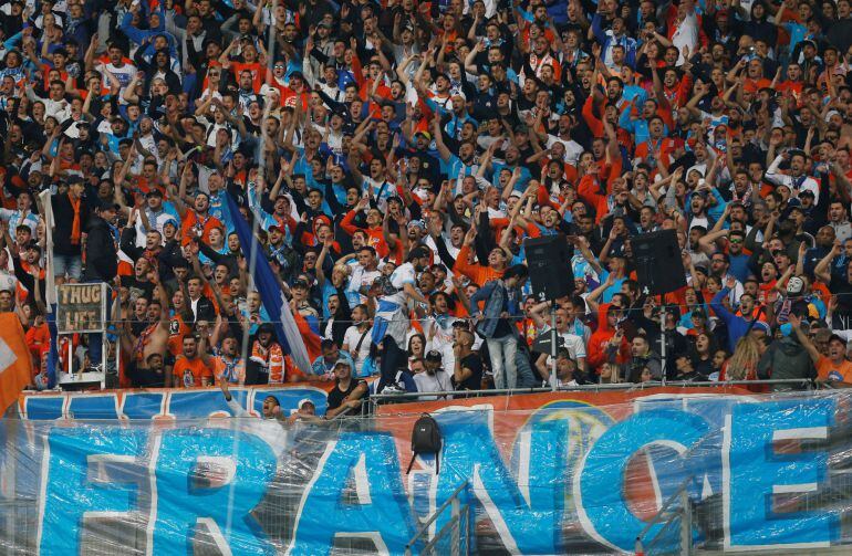 Aficionados del Olympique de Marsella, en el encuentro de la Ligue 1 ante el Niza.