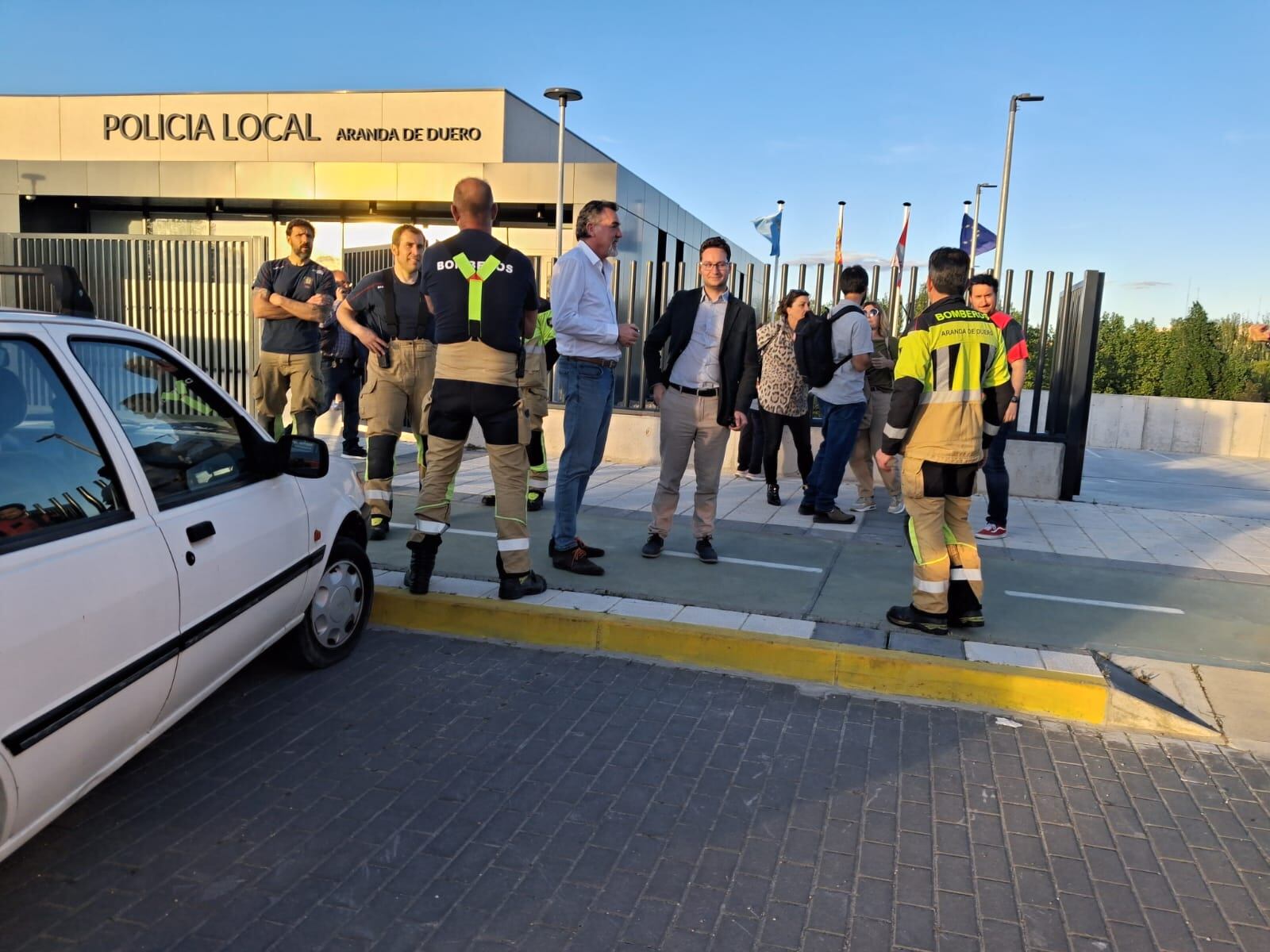 Alcalde y concejales del equipo de gobierno de Aranda tras la celebración del gabinete de crisis en la comisaría de Policía Local con motivo del apagón general en España