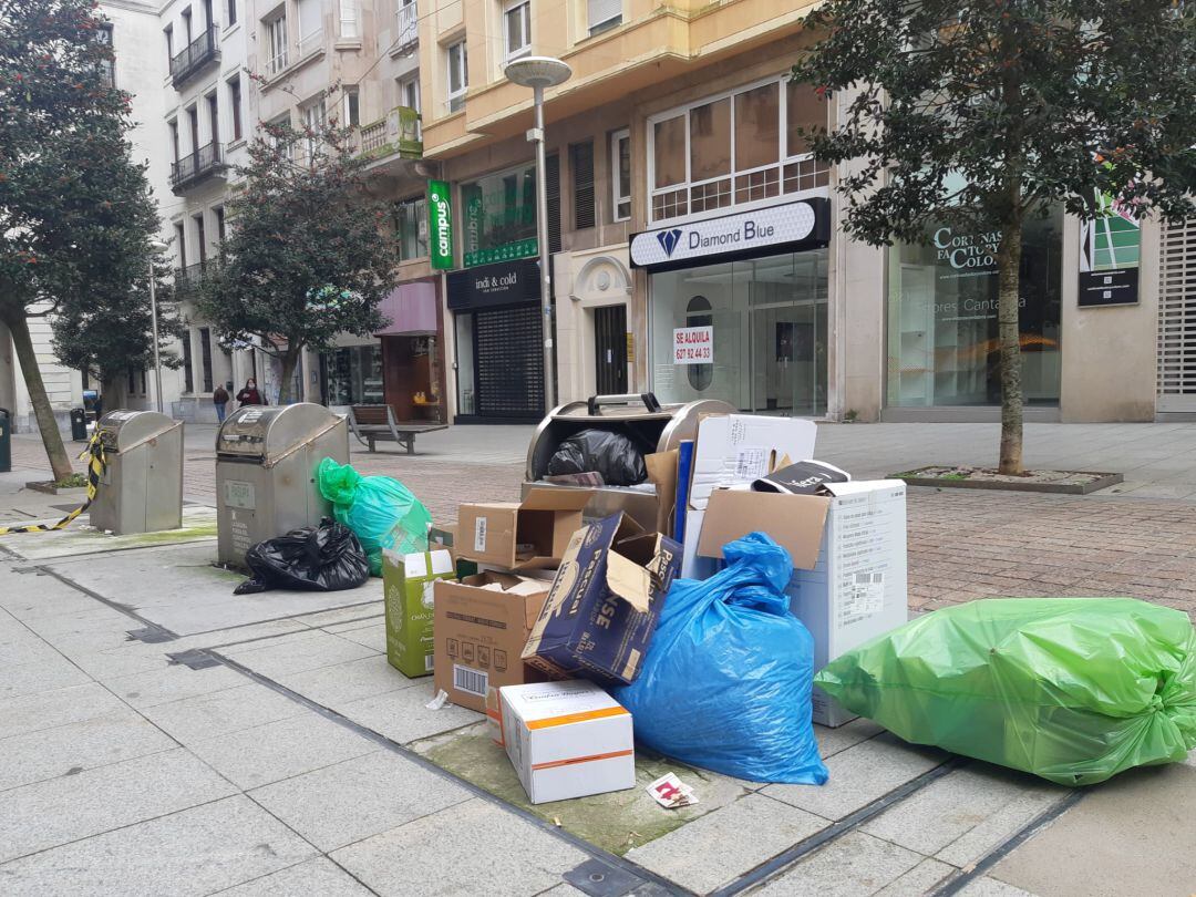 Contenedores sin recoger en la calle Juan de Herrera de Santander.