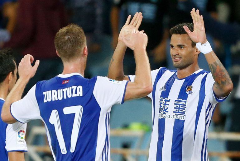 Wilian José celebra con Zurutuza el gol del empate realista