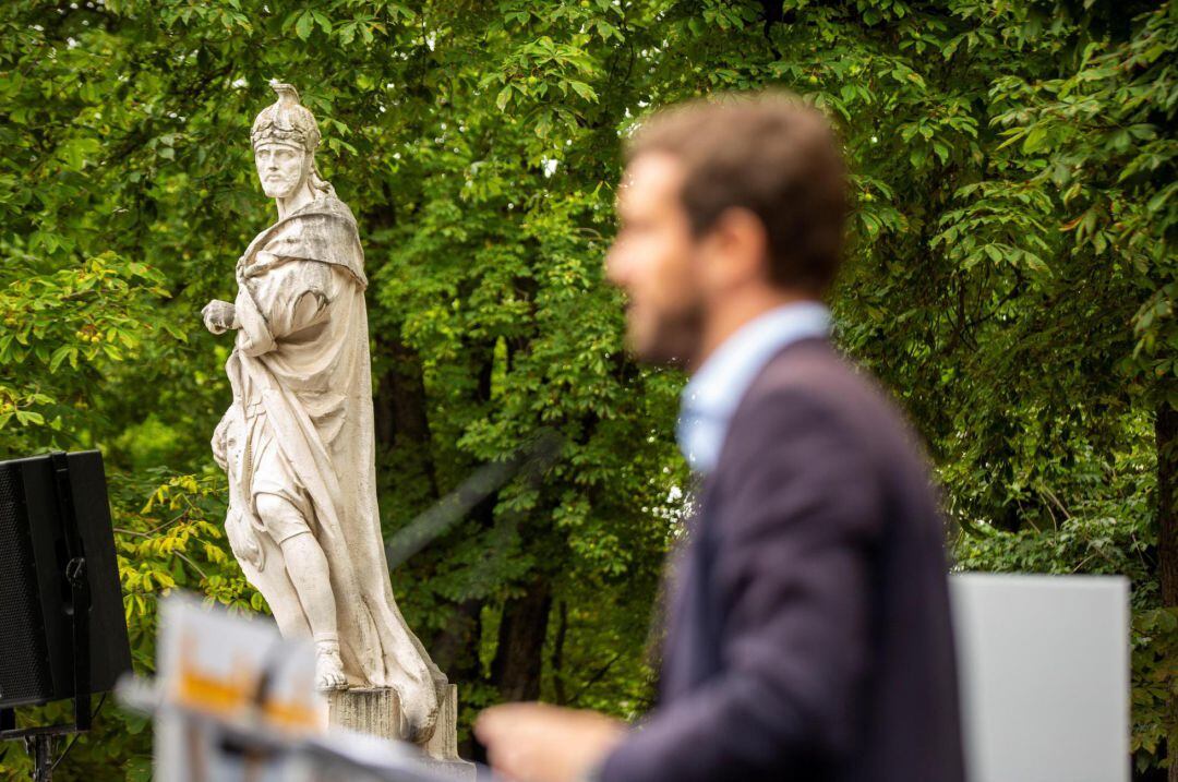 El presidente del PP, Pablo Casado, durante el acto electoral que la coalición de su partido con Ciudadanos ha celebrado este viernes en Vitoria.