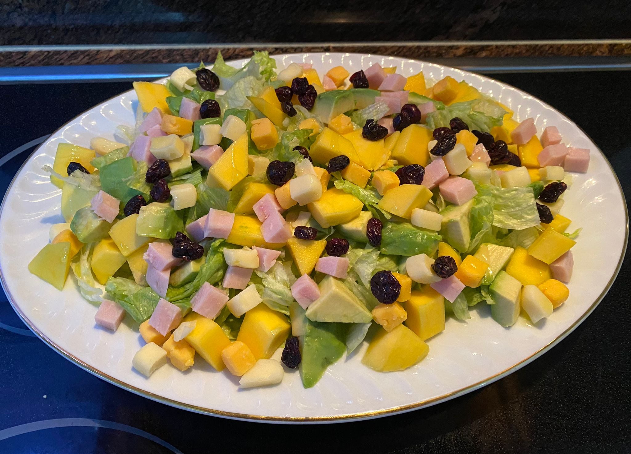 Ensalada navideña con mango y arándanos.