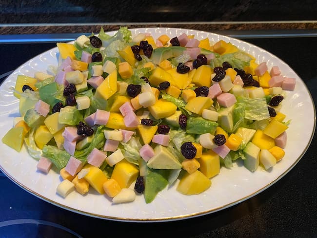 Ensalada navideña con mango y arándanos.