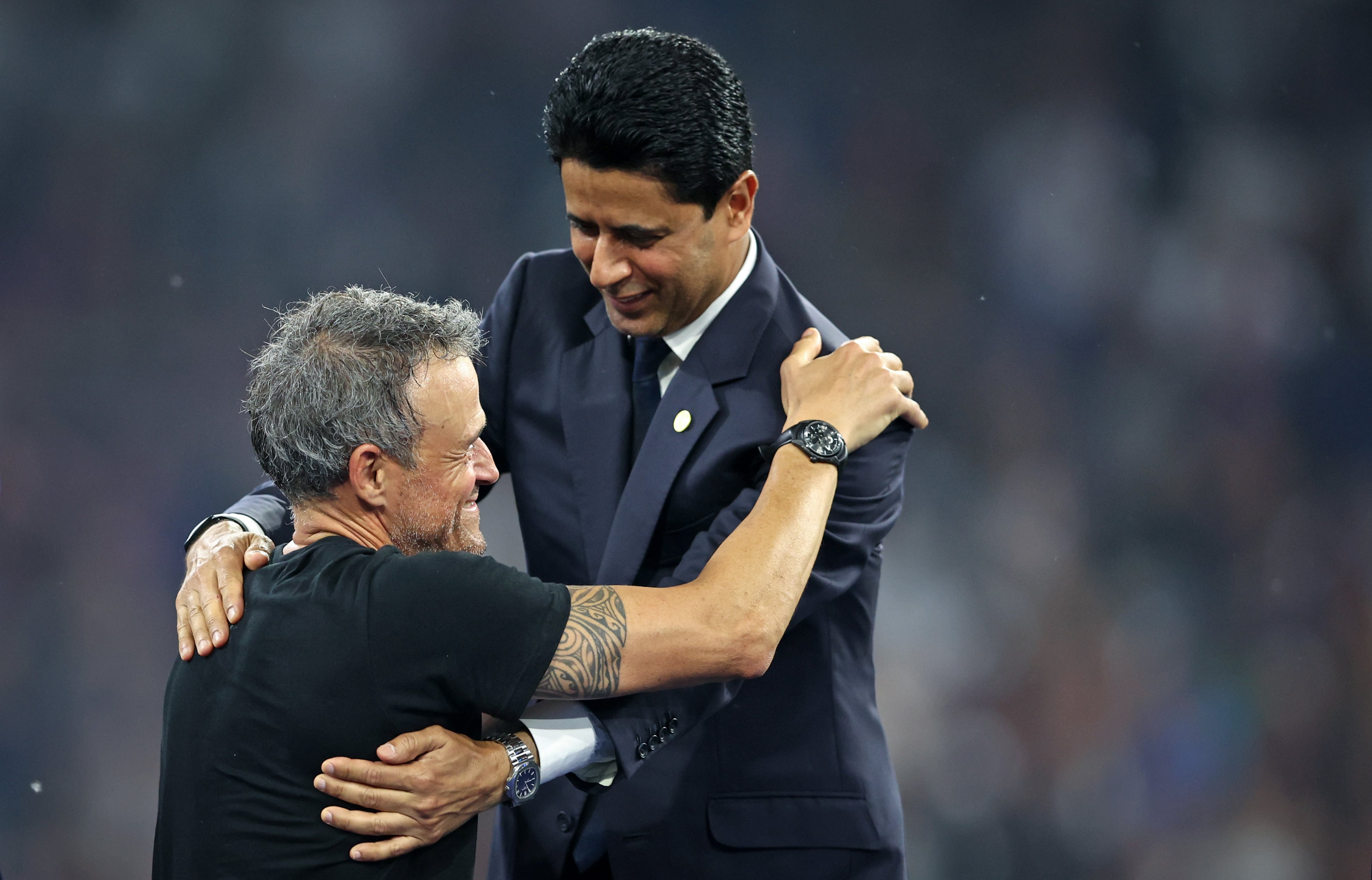 Abrazo entre Nasser Al-Khelaifi y Luis Enrique Martínez